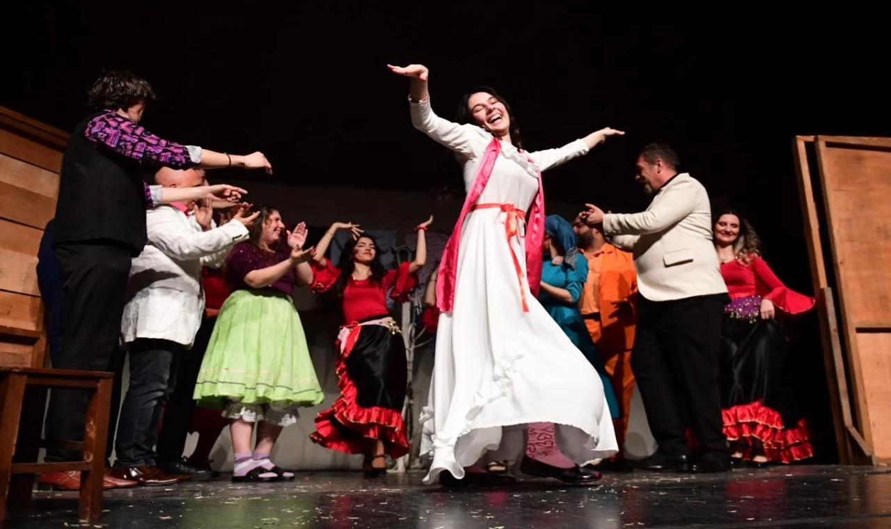 Osmangazi Belediyesi, ‘Deli Ayten’ ile Bursalı sanatseverleri buluşturdu