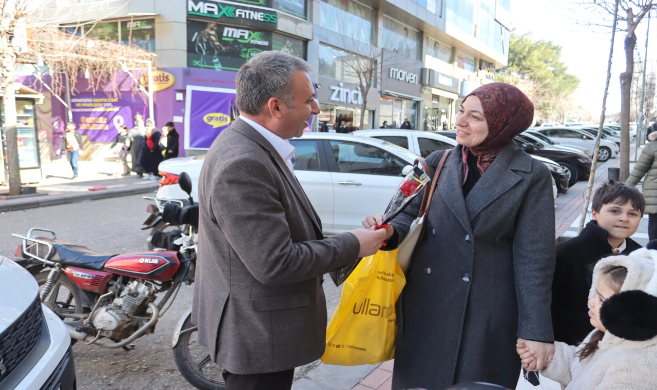 AK Parti Siverek İlçe Teşkilatı’ndan Kadınlara 8 Mart’ta Karanfil