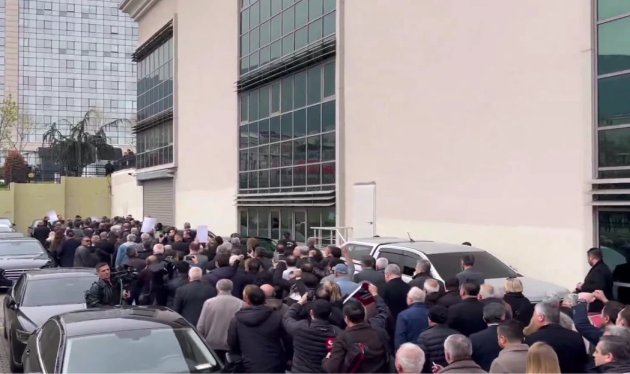 Bursa Büyükşehir’de seçim gerginliği! CHP’liler dışarı çıktı, gerginlik yola taştı!