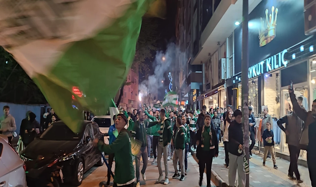 Bursa’da Şampiyonluk Coşkusu: Bursaspor Taraftarı Sokaklara Döktü