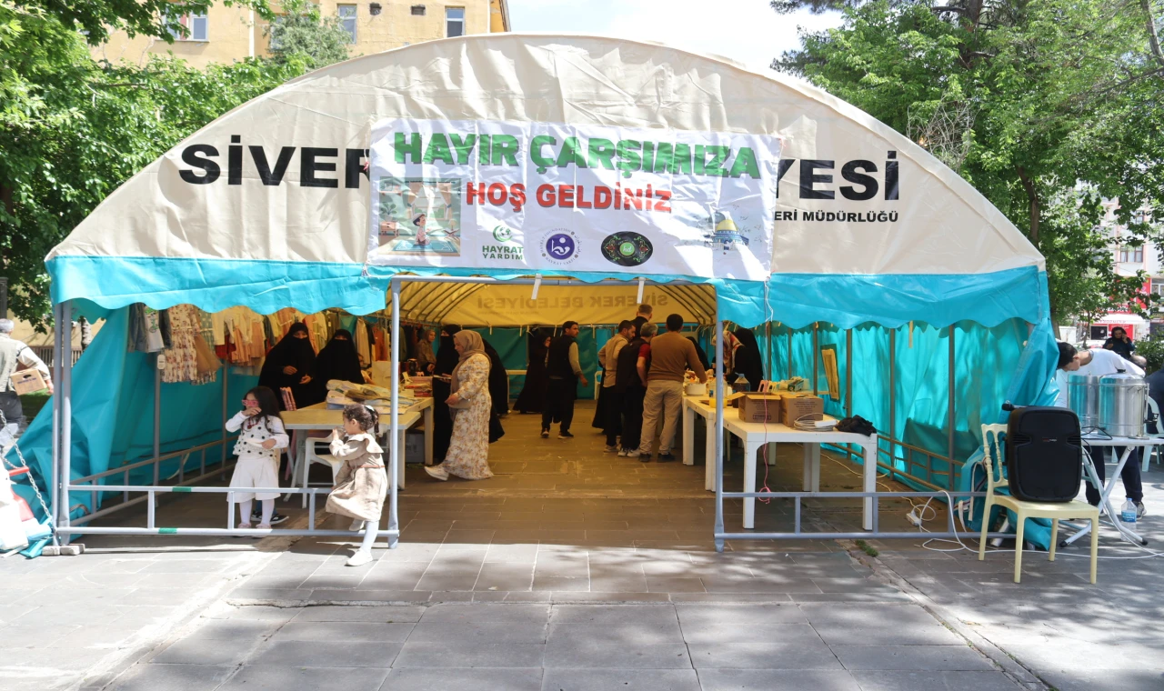 Hayrat Vakfı Kermesi İlk Gününde Yoğun Katılımla Başladı