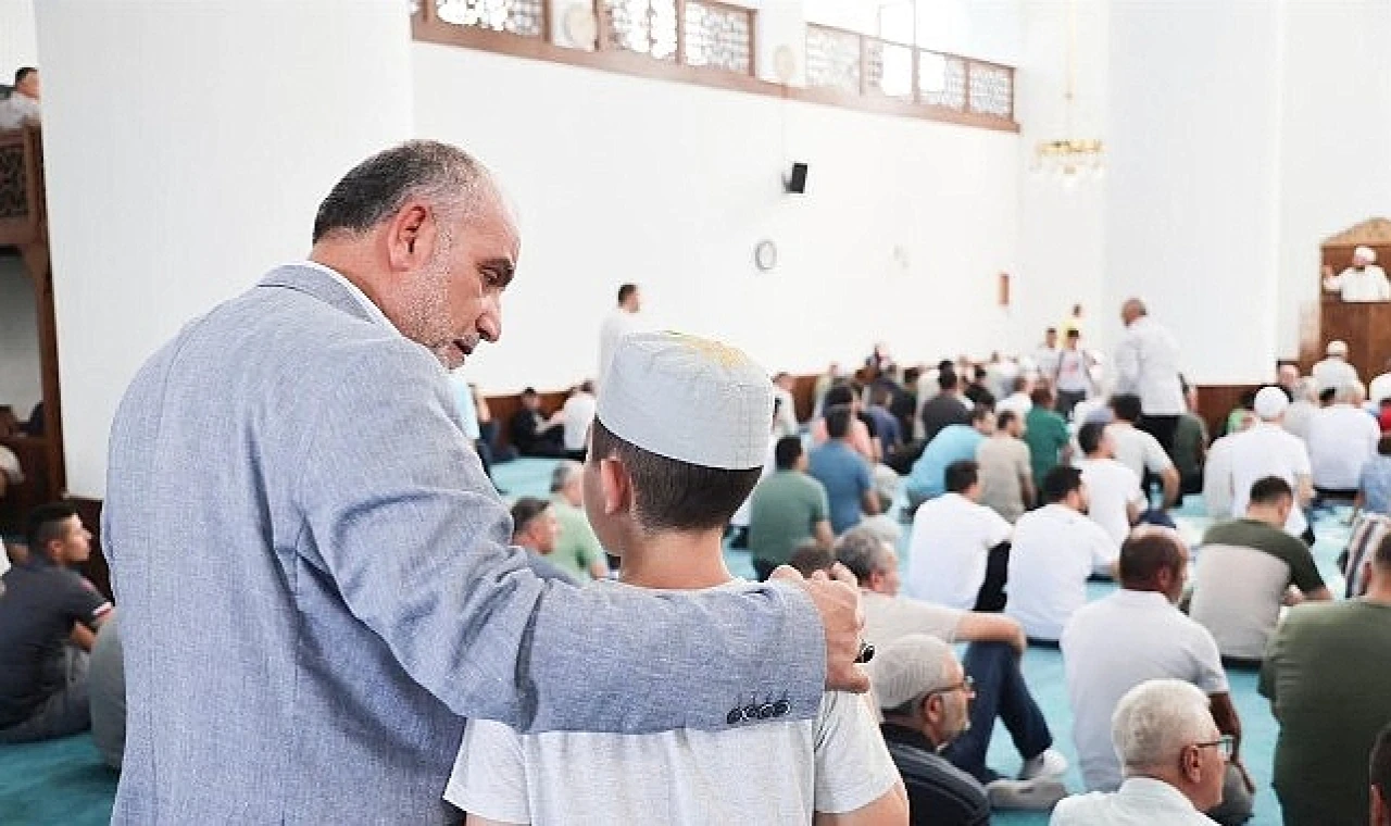 Canik’te Camiler Çocuklarla, Çocuklar Hediyelerle Buluşuyor