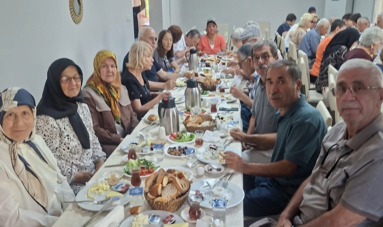 Orhangazi’de 51 Yıllık Öğretmenlik Onuruna Anlamlı Vefa Buluşması