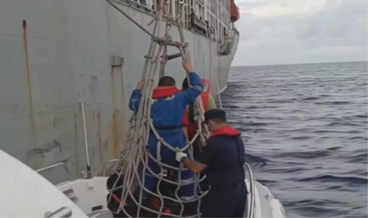 Kaş açıklarında yaralanan gemi mürettebatı Sahil Güvenlik tarafından kurtarıldı