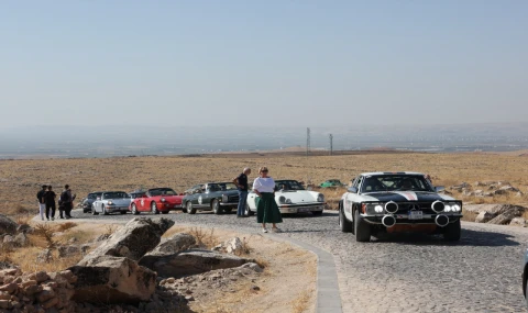 Tarihin Sıfır Noktasında Motor Sesi Yankılandı: Göbeklitepe’de Klasik Araçlardan Görsel Şölen