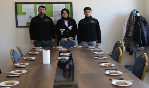 Siverek’te Anlamlı Ziyaret: Demiroğlu Medya ve Baklavacı Sefa’dan Öğretmenler Günü Sürprizi