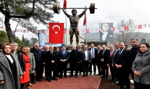 Cep Herkülü’nün heykeli dikildi