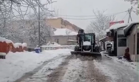 Tunceli, son 65 yılın en yoğun kar yağışıyla mücadele ediyor
