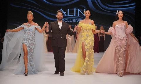 Ünlü mankenlerden net mesaj: ’Bayrağımız Kırmızı Çizgimizdir’