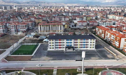 Konya Karatay’da 8 okul FIFA standardında sahalara kavuşuyor