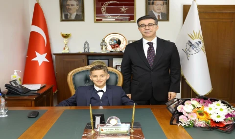 Başkan Bucak koltuğunu öğrencilere devretti