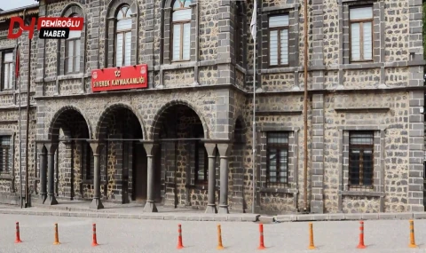 Siverek’te Dubalar Çilesi: Eski Kaymakamlık Önü Trafiği Kilitliyor