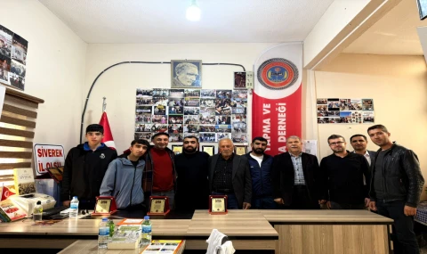 Yamandağ Spor Kulübü’nden SİVİL-DER’e Ziyaret: Başarılı Sporculara Plaket Takdimi