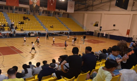 Siverek’te Okullar Arası Voleybol Turnuvası Tüm Hızıyla Sürüyor